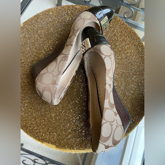 Coach Khaki Sig CC Pattern Close
Toe Wedge Dress Shoes w/Gold CC
Hardware - Picture 6 of 12